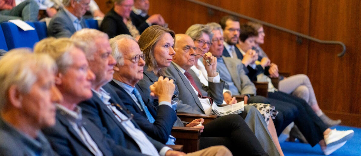 Congreszaal die vol zit met mensen.