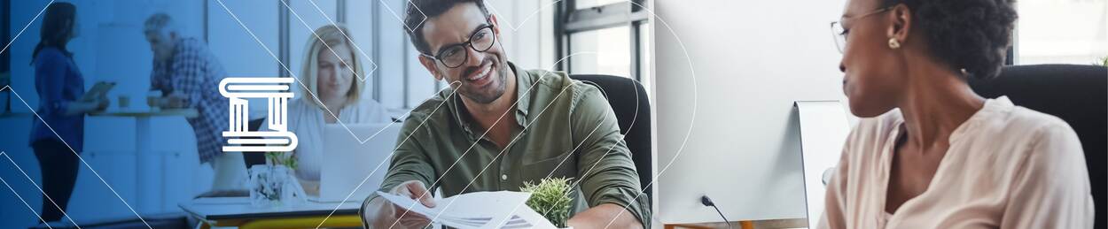 Aan de linkerkant het logo van Kennis van de Overheid met op de achtergrond een vrouw die aan het werk is op haar laptop. Daarvoor zitten een man en een vrouw te overleggen met elkaar.