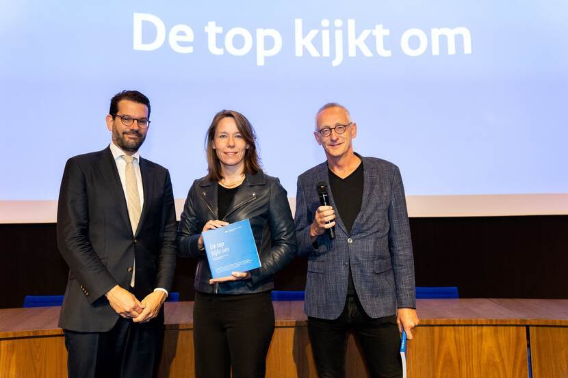 Presentatie van het eerste exemplaar van het boek De top kijkt om.