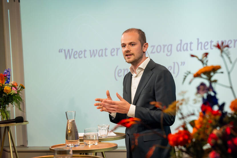 Boekpresentatie 'De top kijkt om'