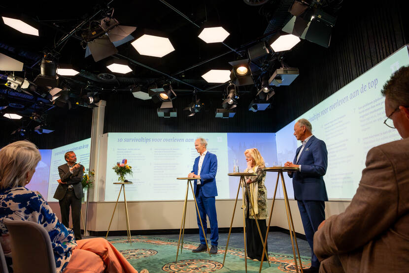 Boekpresentatie 'De top kijkt om'