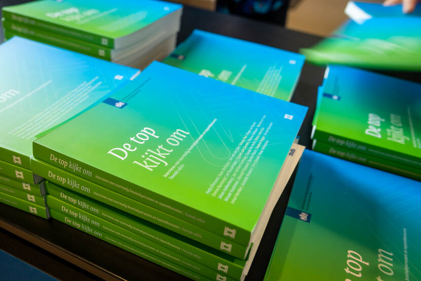 Boekpresentatie 'De top kijkt om'