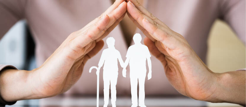 Een foto van twee handen die schuin met de vingertoppen tegen elkaar staan. Onder de handen een illustratie van een echtpaar.