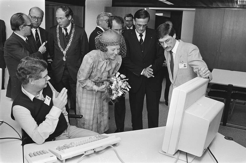 Koningin Beatrix opent de nieuwbouw van het Rijks Computer Centrum in Apeldoorn