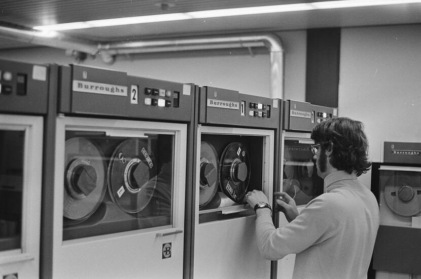 Man bedient een kast met magneetbanden in het gebouw van de Bankgirocentrale in Amsterdam