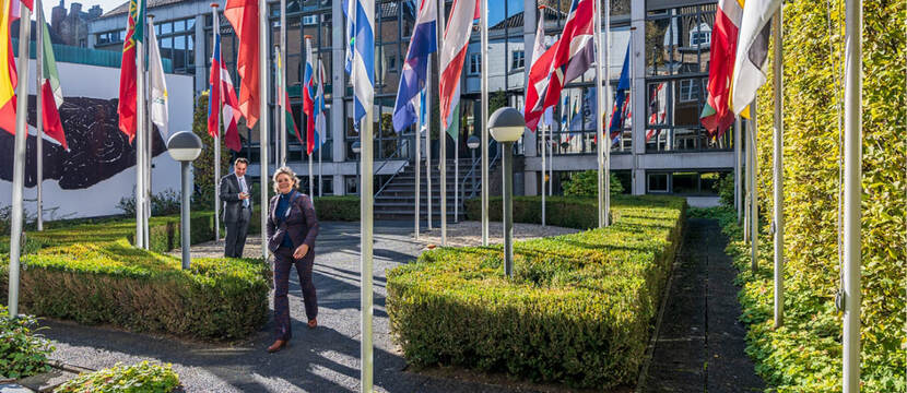 Tuin voor een gebouw met heel veel vlaggenmasten. Aan iedere vlaggenmast hangt een vlag van een ander land.